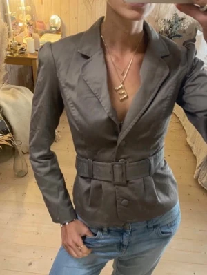 Figursydd kavaj topp - SÅÅ snygg!!