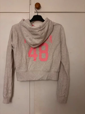 Ljusgrå hoodie  - Zip hoodie som inte används längre, köpt här på plick  men nu är det dags för en ny ägare som ska få bära denna. Supermjuk och go