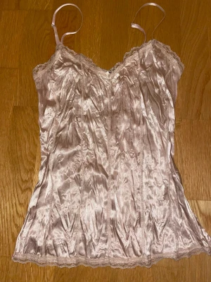 Linne med spets - Gulligt och bekvämt linne med spets på kanterna (strl: S/M)