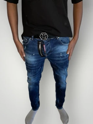Dsquared2 jeans strl 48 blå  - Helt ny. Fin replika med hög kvalitet. Modellen är 175cm lång och bär storlek 48. Pris: 1299kr. Först till kvarn. Skickas direkt inom 24h