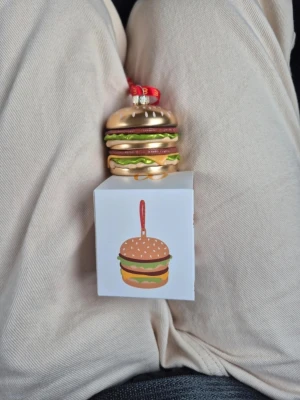 Macdonalds Big Mac Jul kula guldig - Super fin guldig helt ny macdonalds jul kula som är en big mac.