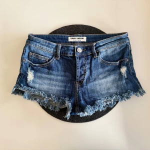 Blå lowwaist jeansshorts med fransar Tally Weijl - Blåa lowwaist jeansshorts med fransar från Tally Weijl i storlek 36/S (för stora för mig som har xxs/xs)