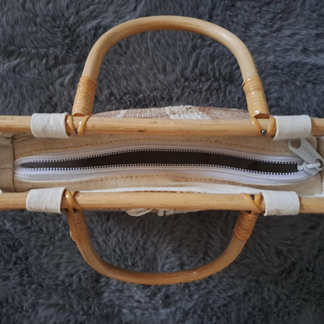 Beige handväska med snäckor och bambuhandtag - 2