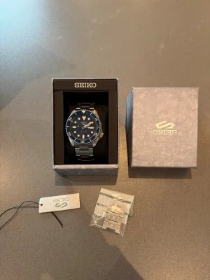 Seiko 5 sports klocka -  Seiko 5 sports i originalförpackning med extra länkar. Blått ur. Nypris 3500kr