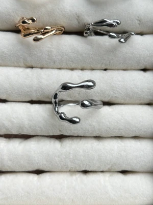 Silver pläterad ring  - Massa nya ringar i lager!! Ringarna är guld/silver pläterade och är justerbara vilket innebär att de passar alla! Skötselråd medföljer! Skriv för specifika bilder och pris då vissa är billigare än andra! Kontakta vid intresse av köp! 💓