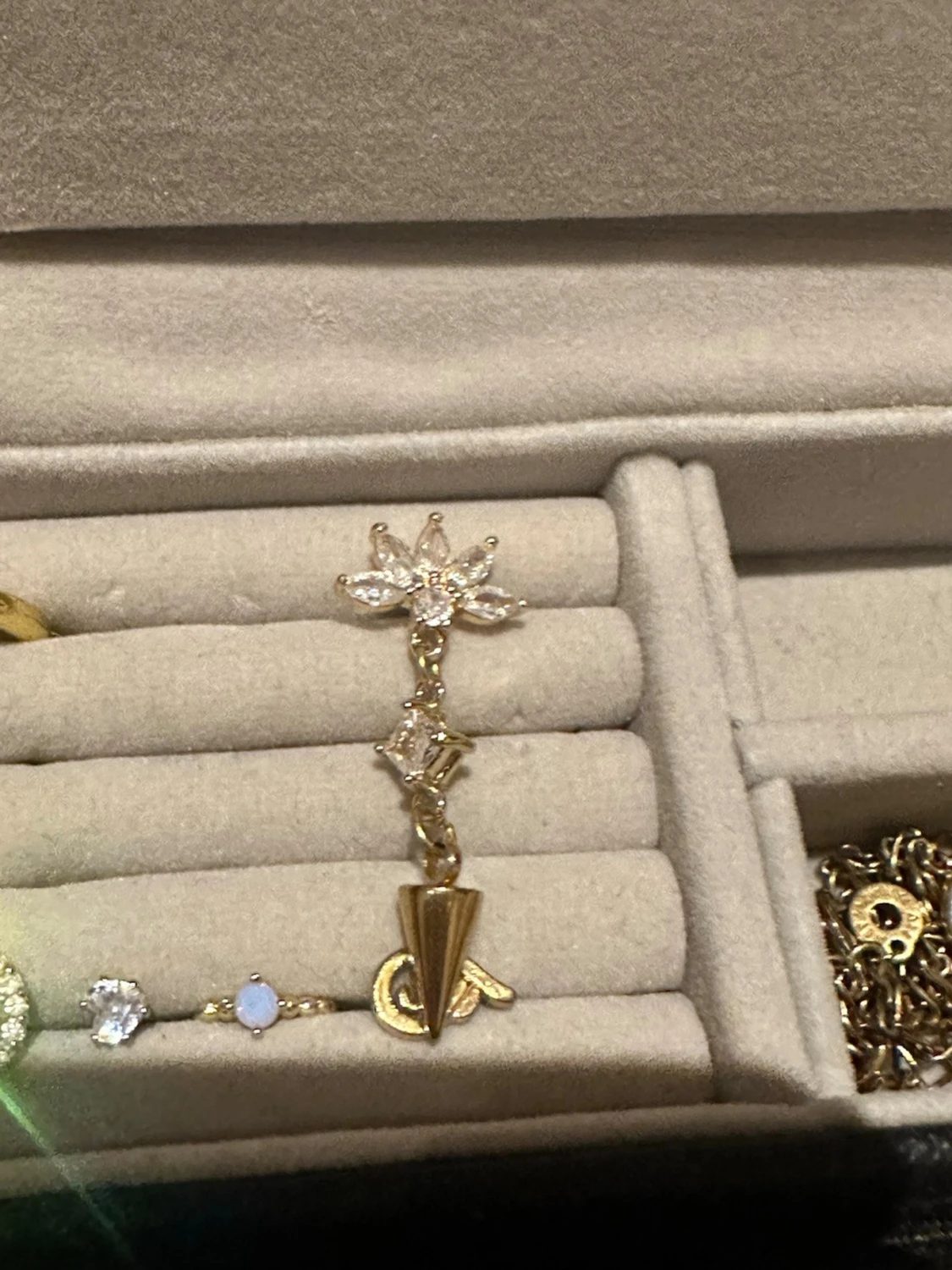 Guldglittrig örhänge med kristaller