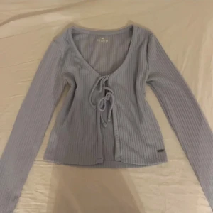 hollister tröja! - Säljer en jätte snygg blå tröja från Hollister i storlek S. Tröjan är som ny och i väldigt bra skick!💗