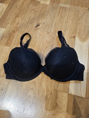 Push up bh 70F - En svart pushup bh från Wonderbra i storlek 70F, spets! Aldrig använd jätte fint skick