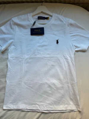 Polo ralp Lauren T-shirt, Vit  - ⚪️Clean T-shirt ✅Äkta(finns bild bevis) 👕 Storlek S 🆕Aldrig använd   🏷️Löser en rabatt vid köp av båda tröjorna 