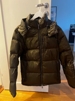 Mörkgrön pufferjacka från Polo Ralph Lauren - Säljer en mörkgrön pufferjacka från Polo Ralph Lauren med avtagbar luva. 