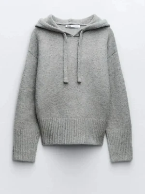Hoodie från zara - Inga defekter, helt nytt skick! Sparsamt använt dom sällan gånger jag använt! Pris går att diskuteras❤️