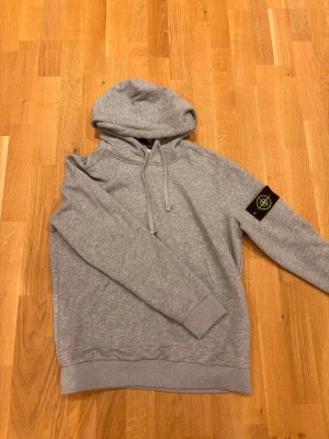 Stone Island Hoodie  - Hej! Säljer en helt ny hoodie för dunder pris, storleken är liten passar S