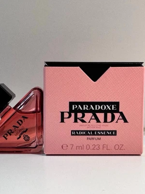 Prada Paradoxe Radical Essence 7ml - Upptäck Prada Paradoxe Radical Essence i en smidig 7 ml flaska. Perfekt storlek för att ta med överallt. Trendig design och exklusiv känsla från ett ikoniskt modehus.