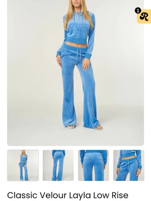 Juicy Couture blåa velourbyxor - Blå sett från velour från Juicy Couture. Byxorna har låg midja, snörning i midjan och raka, lite utsvängda ben. Perfekta för en chill och trendig look. Klassisk Juicy-stil med fickor fram och bak. Koftan är i samma färg och jätte mjuka & sköna. Pris kan diskuteras vid snabb affär! Xs men är stora i storlek så skulle även passa S