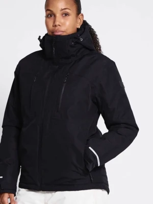 Svart skidjacka med huva - Svart skidjacka med hög krage, justerbar huva och dragkedjor framtill. Jackan har reflekterande detaljer på ärmar och rygg samt flera praktiska fickor. Perfekt för kalla dagar och har en sportig look. Har även en ficka på armen. Använd 1 gång.