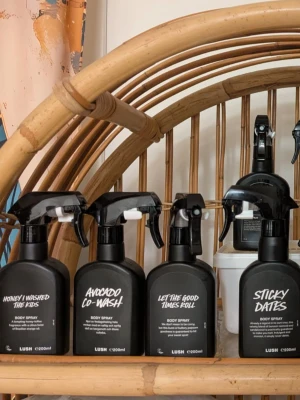 Lush splitpaket  - 2 stycken 10 ml glasdekanter med spray✨️Välj bland dessa dofter 🔅Avocado co-wash🔅Honey I washed the kids🔅Milky bath🔅Sex bomb🔅The comforter 🔅Sticky dates🔅Let the good times roll🔅Grape soda🔅Snowfairy 