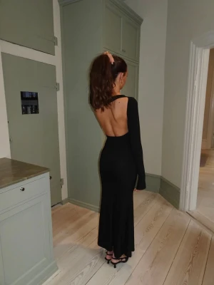Svart långklänning med öppen rygg - Säljer ännu en till klänning från Designbysi i svart. Storleken är m/l, helt ny med prislapp kvar. Säljer pga strul med att skicka tillbaka.🖤