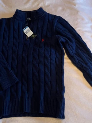 Blå stickad Ralph lauren tröja - Säljer min nya blåa tröja från Ralph lauren. Riktigt skön och snygg. Bara att höra av sig om du har fler frågor!👍🏼 pris kan diskuteras vid snabb affär💯🔥