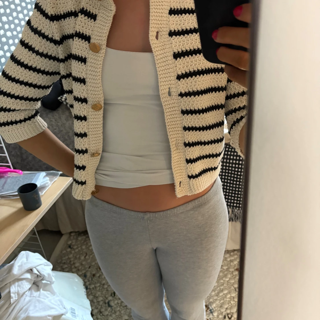 Randig stickad kofta med guldknappar