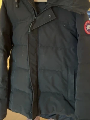 Svart pufferjacka från Canada Goose - Säljer en svart Canada Goose jacka  
