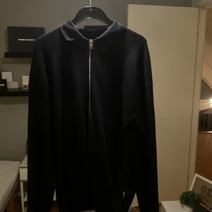 Jack and Jones hel zip - Snygg svart jacka med ribbad textur och dragkedja framtill. Andvänd en gång ny pris 600kr