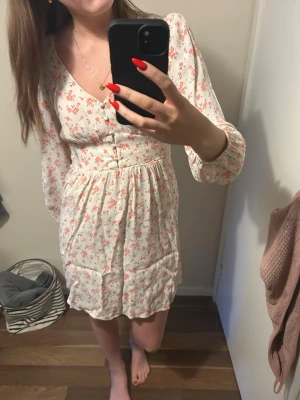 Blommig klänning - Söt blommig klänning från Indiska. Perfekt till sommaren!🩷😊