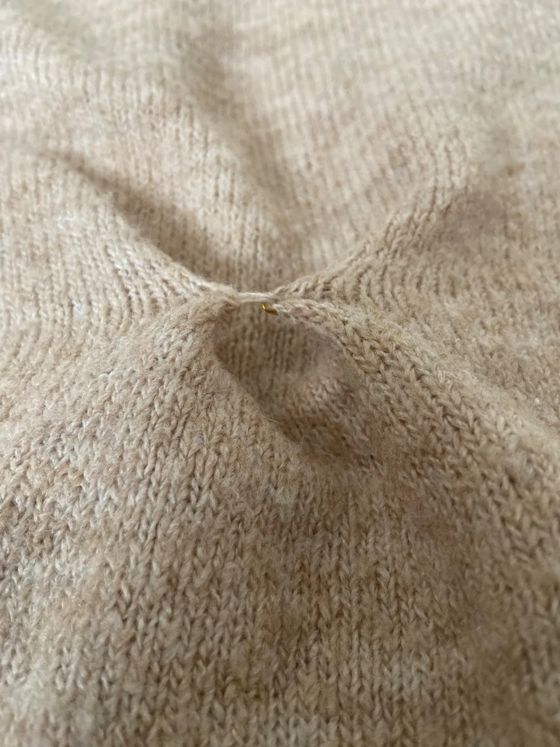 Beige stickad v-ringad tröja - 2