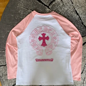 Chrome Hearts longsleeve - || Säljer min Chrome Hearts långtröja. || Tröjan har broderad Chrome Hearts-logga i både fram och bak. || Skön passform och tillverkad i mjuk bomull. || Storlek L. || Vid fler frågor skicka ett DM 😼||