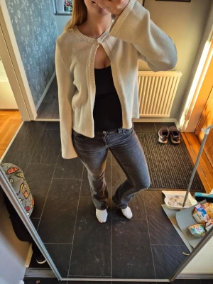 Vit kofta från Gina Tricot - Säljer en vit kofta med en knapp från Gina Tricot! Jättesöt och passar till allt😘