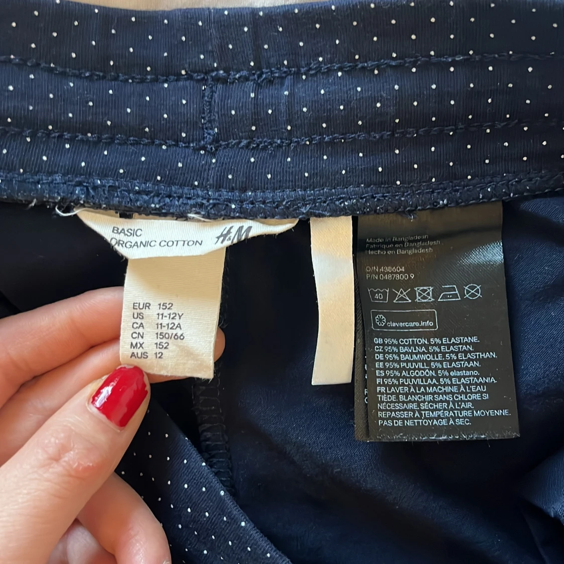 Mörkblå prickiga shorts från H&M - 2