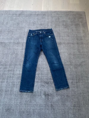 Levi’s jeans  - Levi’s 501 men snygga slitningar | använda ett fåtal gånger | skick: 9/10 | hör av er vid frågor eller prisförslag.