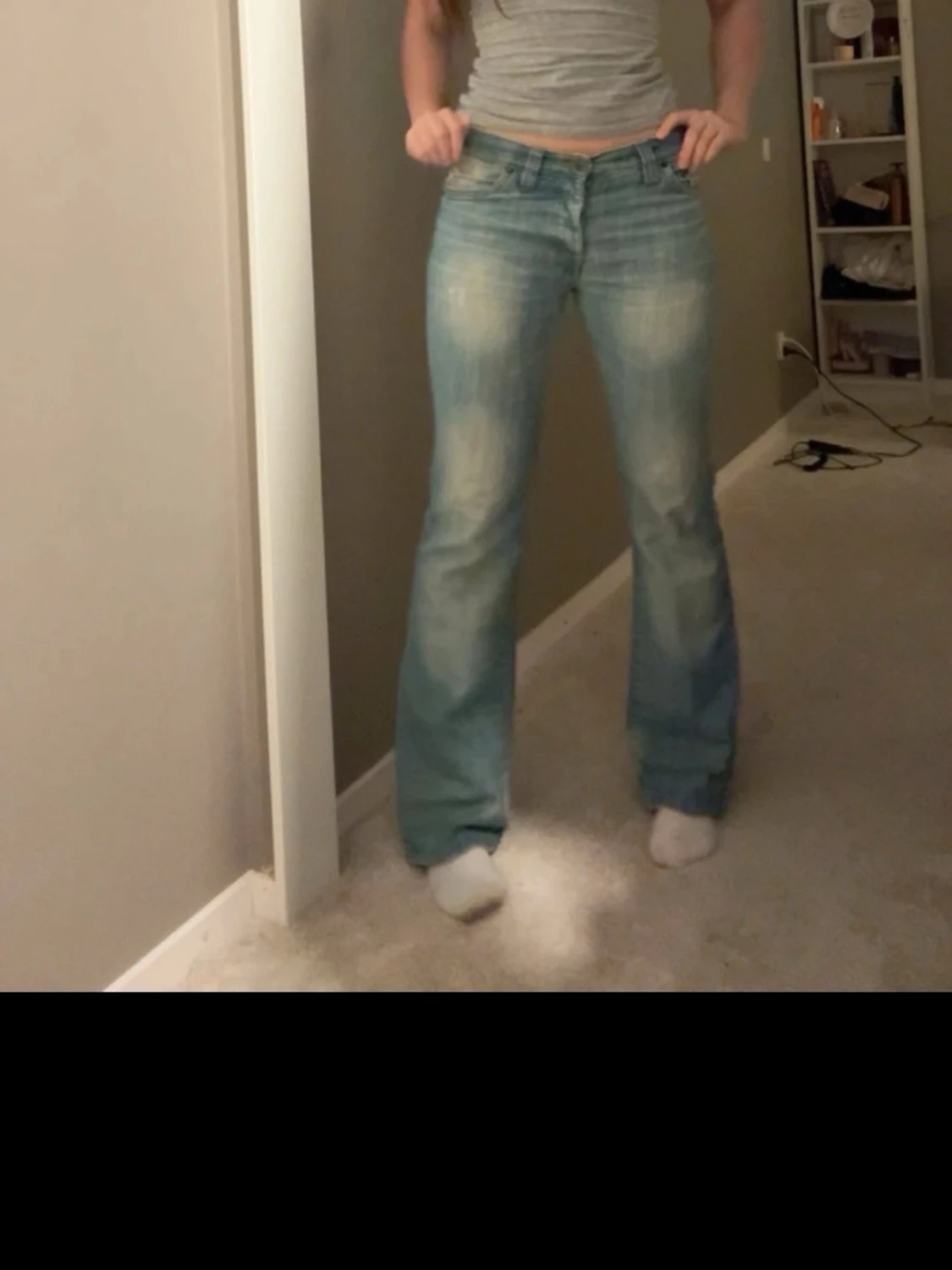 Bootcut ljusblå jeans med slitningar