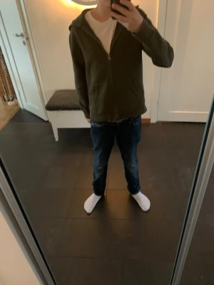 Mörk oliv grön Ralph lauren zip Hoodie - Väldigt fin mörk grå tröja passar till allt                               Kan gå me på pris förslag