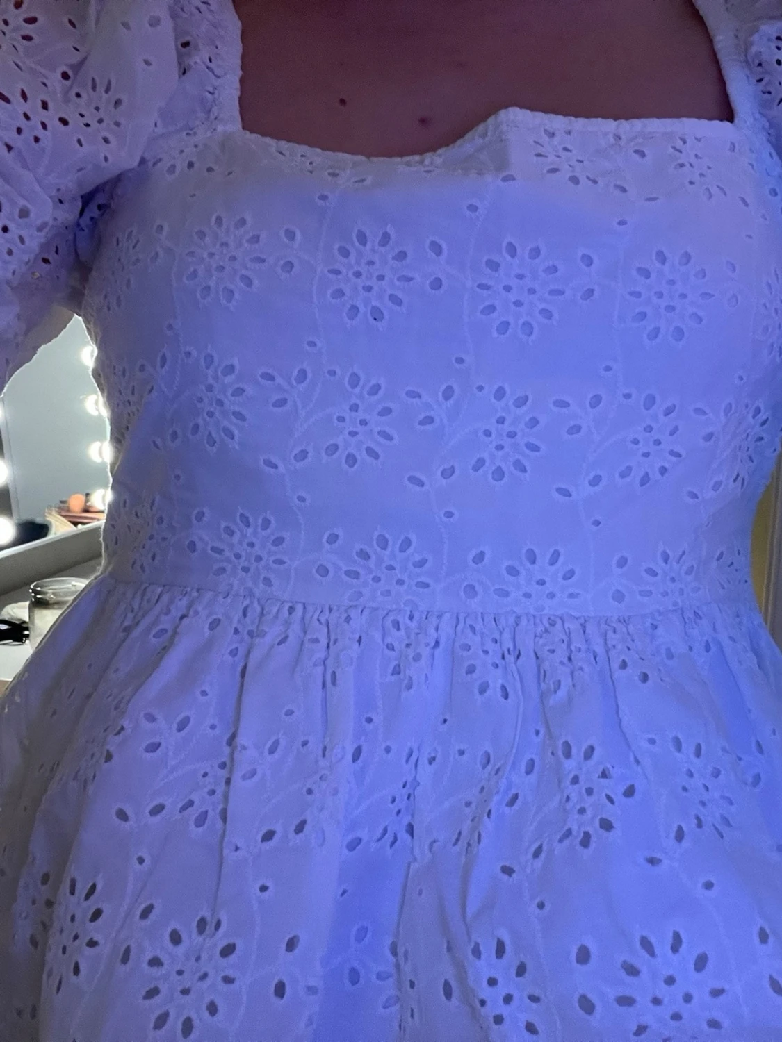 Vit broderad blus med puffärm - 1