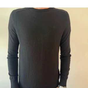 Svart merinoullströja från Morris - Säljer en stilren svart merinoull tröja som dessvärre är lite för liten för mig. Den är i extremt bra skick inga tecken på användning 9/10. Nypris 1500kr mitt pris 599kr pris kan diskuteras vid snabb affär han på bilden är ca 190 men den är för liten. Skulle säga att den passar de mellan 175-183 ungefär beroende på vikt. Hör av er vid frågor eller funderingar 