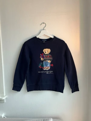 Polo Ralph Lauren Björn Tröja 10-12  - Passar runt 150 mer eller mindre