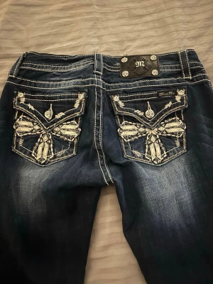 Miss Me jeans med broderade fickor - Mörkblå jeans från Miss Me med broderade bakfickor. De är midwaist och straight. Köpte de här på Plick, men de var för små, passar någon med storlek S skulle jag säga. Kom med bud!🫶🏻