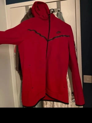 Nike zip up  - Fin Nike zip up, säljer då den inte kommer till användning 💕