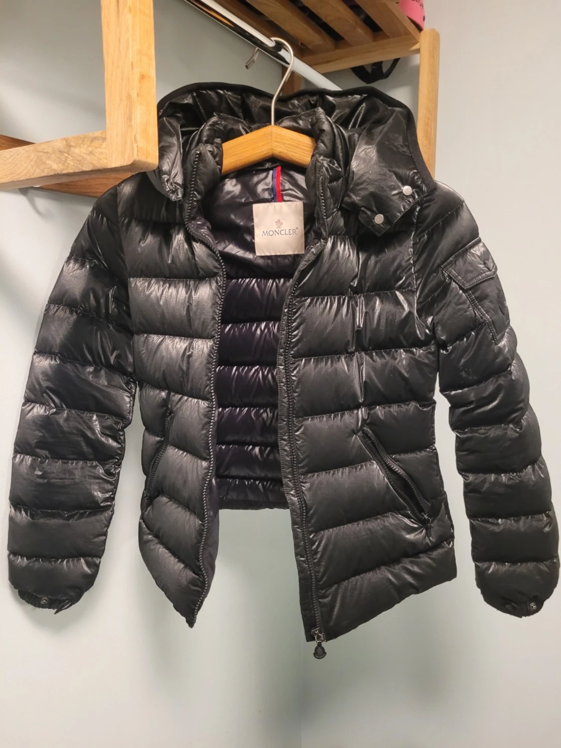 Svart Moncler pufferjacka med huva