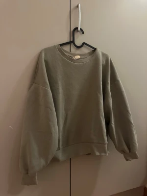 Grön collagetröja - Collagetröja från GinaTricoti snygg grön färg i strl. M