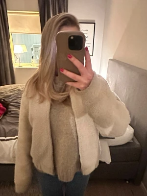 Jacka - Vit bomberjacka i teddymaterial från New Yorker. Har använts en del men har inga synliga defekter. 