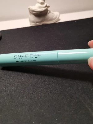 Sweed Pro Lash Lift Mascara svart - Sweed Pro Lash Lift Mascara i färgen svart. Borsten är smal och har täta piggar för att separera fransarna och ge volym. Perfekt för dig som vill ha långa och definierade fransar. Endast öppnad för bilden 