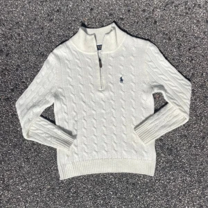 Ralph Lauren  - Tjena, säljer nu min vita kabelstickade quater zip från polo Ralph lauren. Anledningen till att jag säljer tröjan är för att den ej kommer till användning och har blivit lite liten. Tröjan är i nyskick och aldrig använd. Pris går att diskutera vid snabb affär. Önskar er allt gott//Kevin