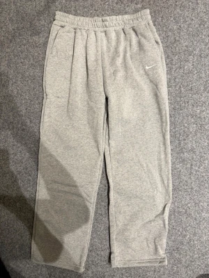 Nike gray baggy sweatpants - Size M, true to size