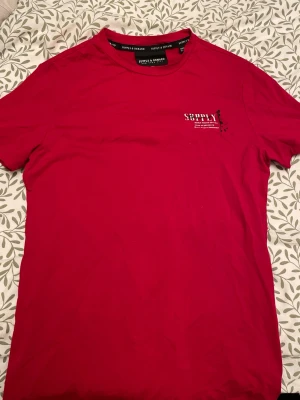 supply&demand tshirt  - fint skick, aldrig använt 