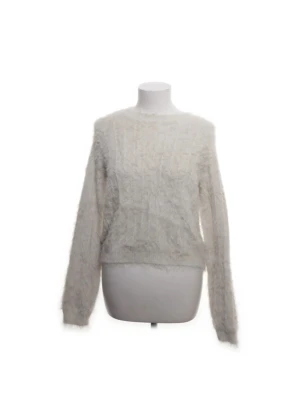 fluffig stickad tröja - Säljer en mysig fluffigt stickad tröja från Vero Moda. 💕