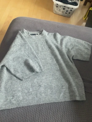Grå stickad tröja från 157 - Mysig grå stickad tröja från 157 i storlek S. Tröjan har en loose passform,  trekvarts i ärmarna ❤️