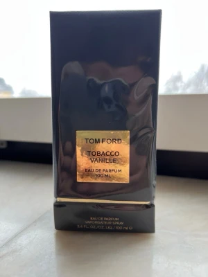 Tom Ford Tobacco Vanille 100ml - Tom Ford Tobacco Vanille Eau de Parfum, 100 ml. Ingredienser: Alcohol denat., fragrance (parfum), vatten, linalool, benzyl benzoate, geraniol, limonene, coumarin, citronellol, eugenol, isoeugenol, benzyl alcohol, citral, cinnamal. Tillverkad i USA.