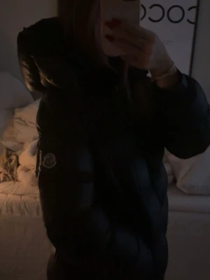 Jacka  - Säljer nu min monclear jacka i svart/väldigt mörk blå storlek S/xs. Pris kan diskuteras skriv för fler bilder ❤️bra passform
