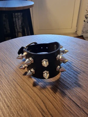 Punk armband - Punkarmband i PU-läder för män/kvinnor. Goth punk rock-armband. Längd 24 cm. Bredd 3,8 cm.